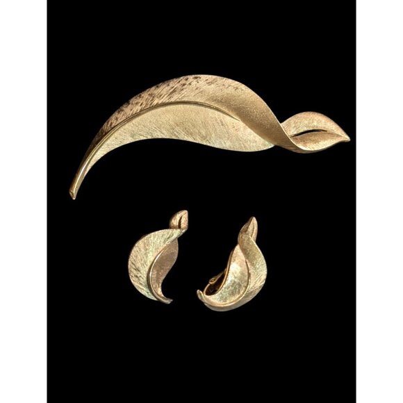 Vintage Crown Trifari Brushed Gold Tone Leaf Brooch & Clip-On Earrings  set - Picture 2 of 7